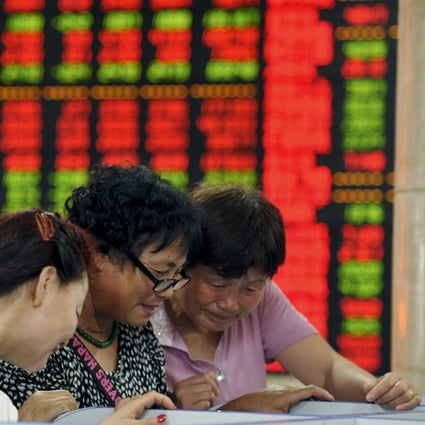 Investors look at computer screens in front of an electronic board showing stock information at a brokerage house in Fuyang, Anhui province, China, May 29, 2015. China’s main stock market indexes ended a volatile Friday just about where they started it after the previous day’s sharp sell-off that led many to believe the red-hot bull market has paused for a correction. REUTERS/Stringer CHINA OUT. NO COMMERCIAL OR EDITORIAL SALES IN CHINA