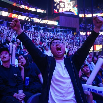 Attendees cheer during the League of Legends World Championship semi-final match between T1 and JDG in Atlanta, Georgia, October 29, 2022. Photo: AFP