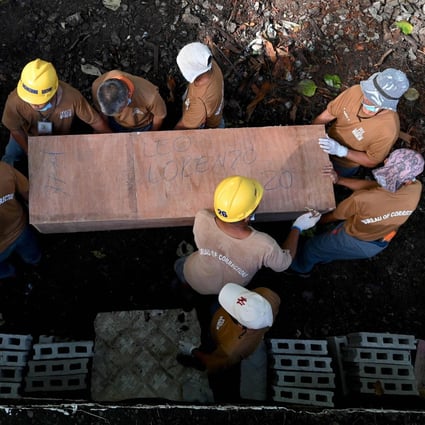 Prison inmates carry a coffin during a mass burial of 70 unclaimed bodies of prisoners at New Bilibid Prison Cemetery in Muntinlupa, metro Manila on December 2, 2022. Photo: AFP