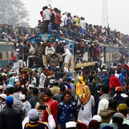 Thousands of Muslims return home on an overcrowded train, after attending the final prayer of Bishwa Ijtema, the world’s second-largest Muslim gathering after the Haj, in Tongi, outskirts of Dhaka, Bangladesh, on January 12, 2020. Photo: Reuters
