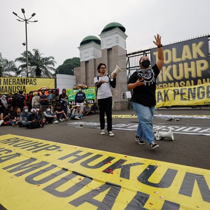 An activist shouts slogans during a protest outside the Indonesian Parliament buildings in Jakarta on December 5, as Indonesia is set to pass a new criminal code that will ban sex outside marriage, cohabitation between unmarried couples, insulting the president, and expressing views counter to the national ideology. Photo: Reuters