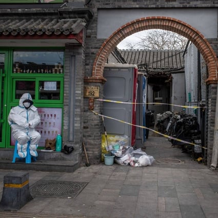 A Covid-19 prevention worker guards the entrance of a residential compound under lockdown in Beijing. Source: Bloomberg