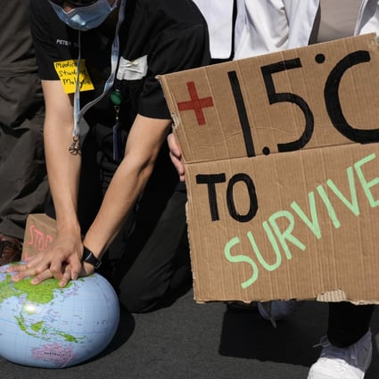 Demonstrators pretend to resuscitate the Earth while advocating the survival of the 1.5 degree warming goal at the COP27 climate summit on November 16 in Sharm el-Sheikh, Egypt. Photo: AP