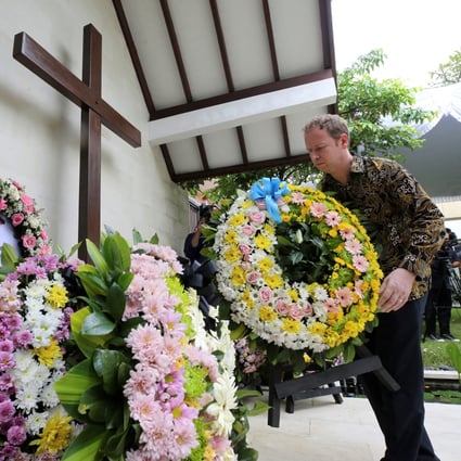 A victim’s relative lays a wreath during the commemoration of the 20th anniversary of the Bali bombing that killed 202 people, including 88 Australians, at the Australian Consulate in Denpasar, Bali, Indonesia, on October 12, 2022. Photo: Pool via Reuters