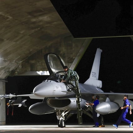 Air force personnel prepare for a fighter jet combat readiness mission inside an airbase in Taiwan. Photo: EPA-EFE