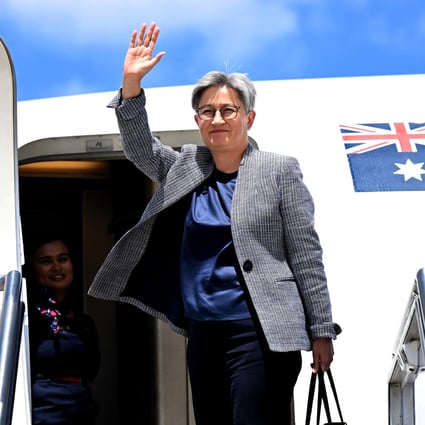On December 20, Australian Foreign Minister Penny Wong boards a plane to China to meet with her Chinese counterpart Wang Yi. Photo: AAP