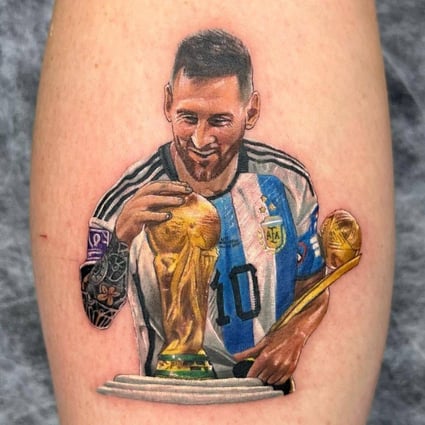 Messi đã trở thành một biểu tượng thần tượng cho nhiều người hâm mộ bóng đá. Và giờ đây, Messi tattoo đang trở thành một xu hướng được nhiều người ưa chuộng. Hãy xem hình ảnh liên quan để đón nhận ý tưởng mới cho bản thân.