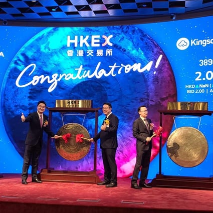 Executives of three of the five companies that listed for the first time today struck the ceremonial gong at the Hong Kong stock exchange on 30 December 2022 to mark their trading debut. From left: AustAsia Chairman Tan Yong Nan, AustAsia CEO Edgar Collins, Kingsoft Cloud’s Chief Financial Officer He Haijian, Senior Vice President Liu Tao, Super Hi’s Chairman Zhou Zhaocheng. Photo: Enoch Yiu