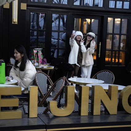 People pose for selfies outside a popular bakery in Beijing on December 28. China says it will resume issuing passports for tourism in another big step away from pandemic controls that isolated the country for almost three years, setting up a potential flood of Chinese going abroad for next month’s Lunar New Year holiday. Photo: AP