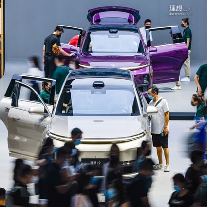 Visitors view cars from Li Auto at the Chengdu Motor Show 2022 in Chengdu, capital of Sichuan province, Aug. 26, 2022. Photo: Xinhua