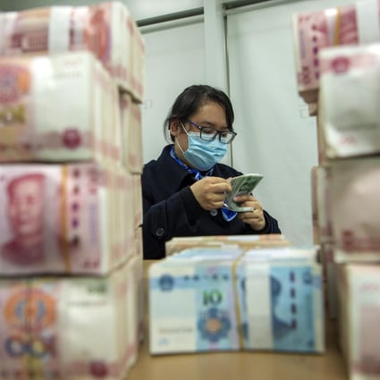 A clerk counted renminbi bank notes at a bank in Hai’an city in eastern China’s Jiangsu province on  December 6, 2021. Photo: AP