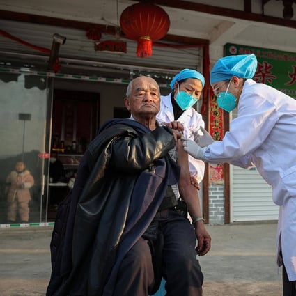 After spending the past year trying to contain the highly transmissible Omicron variant through lockdowns and mass testing, Chinese authorities are again emphasising vaccination. Photo: AFP