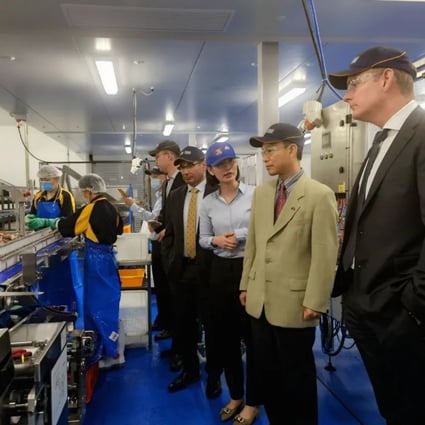 Long Dingbin (second from right), China’s envoy at its Consulate-General in Perth, visited the Geraldton Fishermen’s Cooperative on Tuesday. Photo: qq.com