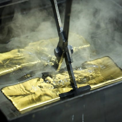 A worker plunges a gold ingot into a cooling bath at the Uralelectromed Copper Refinery, operated by Ural Mining and Metallurgical Company, in Verkhnyaya Pyshma, Russia, on July 30, 2020. Central banks are estimated to have bought more gold in the third quarter of 2022 than ever before. Photo: Bloomberg