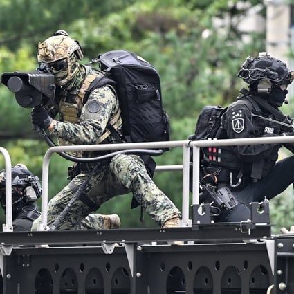 A South Korean soldier uses an anti-drone gun (left) during an anti-terror drill on the sidelines of the joint South Korea-US Ulchi Freedom Shield military exercises, at the Seoul Metro headquarters on August 24, 2022. Photo: AFP