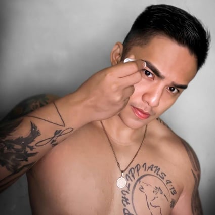 A man grooms his eyebrows. There has been a big rise in men grooming their eyebrows at home, using a variety of tools and techniques. Photo: Courtesy of Instagram/@heypapiandres
