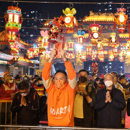 Worshippers burn their joss sticks as an offering at Wong Tai Sin Temple on Lunar New Year’s Eve. Photo: Yik Yeung-man