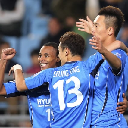 Ulsan Hyundai’s Kim Shin-wook (right) celebrates with his teammates after scoring against Bunyodkor during their AFC Champions League semi-final second leg match on October 31, 2012. Photo: AP