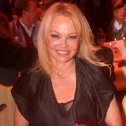 Pamela Anderson Memoir Reveals Julian Assanges Mother Told Her To ‘stop Posting Sexy Photos 5884