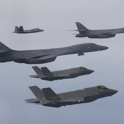 ABD Hava Kuvvetlerine ait B-1B bombardıman uçakları (ortada), F-22 savaş uçakları ve Güney Kore Hava Kuvvetlerine ait F-35 savaş uçakları (altta), 1 Ocak'ta ortak bir hava tatbikatı sırasında Güney Kore üzerinde uçuyor. 2 Şubat'ta Kuzey Kore, ABD'nin, Kuzey'in artan nükleer silah emellerine karşı Güney Kore ile genişleyen ortak askeri tatbikatlarına, müttefiklerin gerilimi 