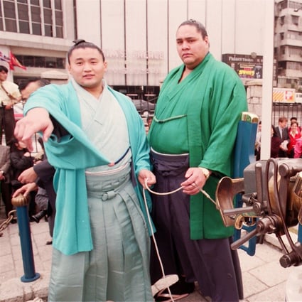 Forty sumo wrestlers, in Hong Kong for the city’s first competition in 1993, enjoyed dim sum for breakfast before a stroll in Kowloon, and lunch with 100 star-struck Japan Airlines cabin crew. Photo: SCMP
