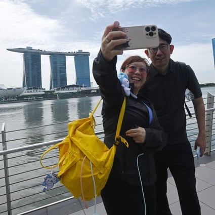 Tourists in Singapore enjoy a day out without masks. Photo: Xinhua