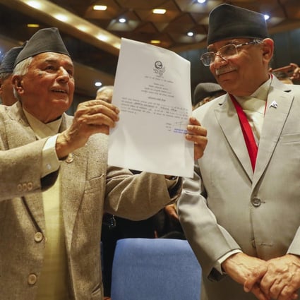 Le Premier ministre népalais Pushpa Kamal Dahal (à droite) regarde Ram Chandra Poudel du Parti du Congrès népalais présenter ses documents de candidature après avoir rempli sa candidature pour devenir le prochain président du Népal comme à Katmandou, au Népal, le samedi 25 février 2023. Photo : PA