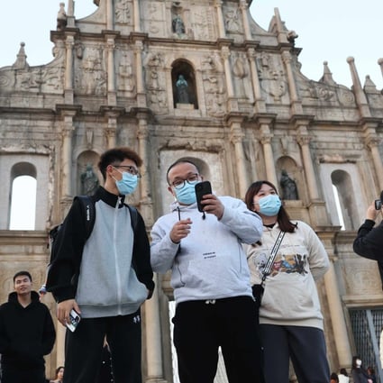 Visitors in Macau continue to don masks after the lifting of the mandate. Photo: Edmond 