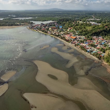 An aerial view of the oil spill from the sunken fuel tanker Princess Empress on the shores of Pola, in Mindoro province, Philippines. Photo: Reuters