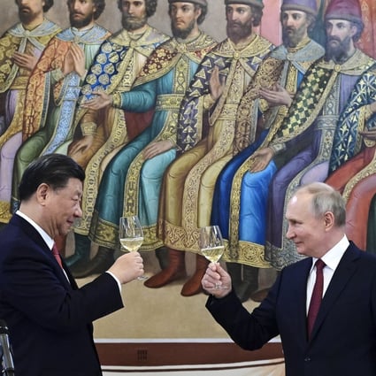 Chinese President Xi Jinping and Russian leader Vladimir Putin raise a toast during dinner at the Palace of the Facets in the Kremlin on Tuesday. Photo: AP