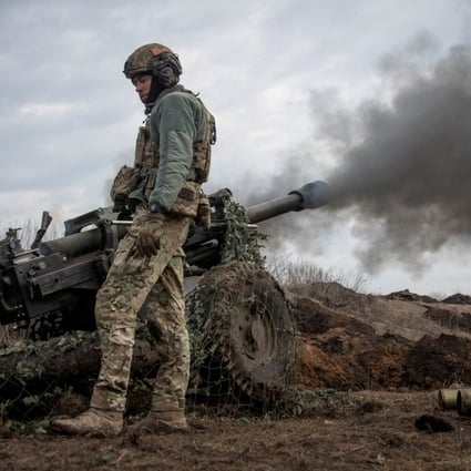 Ukrainian service members fire a howitzer M119 at a front line, amid Russia’s attack on Ukraine, near the city of Bakhmut. Photo: Reuters/File