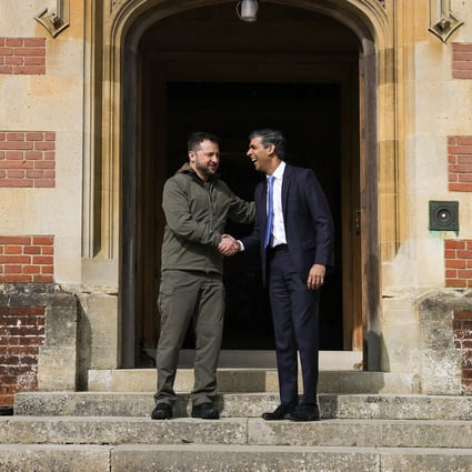 Britain’s Prime Minister Rishi Sunak (right) welcomes Ukraine’s President Volodymyr Zelensky prior to a meeting at Chequers, the country house of the Prime Minister in Buckinghamshire, Britain on May 15, 2023. Photo: EPA-EFE
