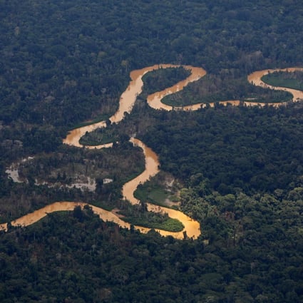 (FILES) Aerial view of the Mucajai river at the Yanomami indigenous territory in the state of Roraima, Brazil on February 2, 2023. What’s the longest river in the world, the Nile or the Amazon? The question has fueled a heated debate for years. Now, an expedition into the South American jungle aims to settle it for good. Using boats powered by solar energy and pedal power, an international team of explorers plans to set off in April 2024 to definitively establish the source of the Amazon in the Peruvian Andes, then travel nearly 7,000 kilometers (4,350 miles) across Colombia and Brazil, to the massive river’s mouth on the Atlantic. (Photo by MICHAEL DANTAS / AFP)