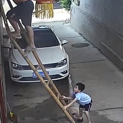 The video shows Du up the ladder working when it starts to buckle, however, he manages to reach the ground with his son’s help. Photo: SCMP composite/Baidu