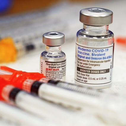 Pfizer, left, and Moderna bivalent Covid-19 vaccines, based on mRNA technology, are readied for use at a clinic in the United States on November 17, 2022. Photo: AP