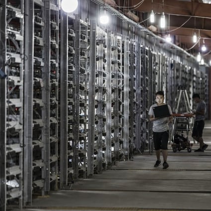 Technicians inspect bitcoin mining machines at a mining facility operated by Bitmain Technologies Ltd. in Ordos, Inner Mongolia, China, on Friday, Aug. 11, 2017. Photo: Bloomberg