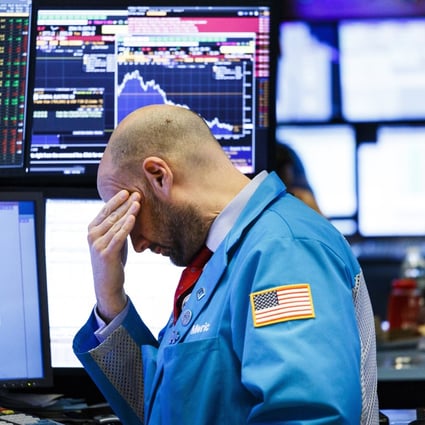 A floor trader at the New York Stock Exchange at the closing bell on 4 December 2018, the day when the Dow Jones Industrial Average (DJIA) index lost almost 800 points, or 3.1 per cent. Photo: EPA-EFE/JUSTIN LANE