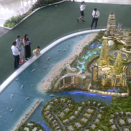 Visitors viewing the scale model of Country Garden Holdings’ Forest City project on the Malaysian side of the Straits of Johor near Singapore on April 19, 2016. Photo: Agence France-Presse