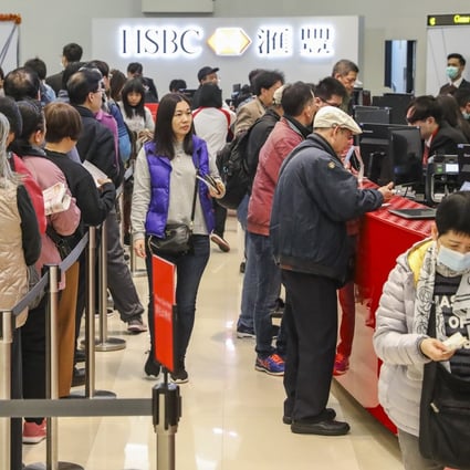 People queue for new banknotes for Lunar New Year “lai see” packets at the HSBC branch in Mong Kok on January 23. Photo: K.Y. Cheng