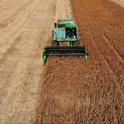 Farmer Mark Catterton drives a John Deere Harvester while harvesting soybeans during his fall harvest on October 19, 2018 in Owings, Maryland. Photo: Agence France-Presse