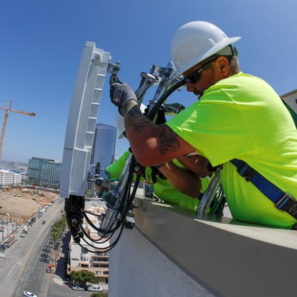 Workers install a new base station for US telecommunications operator AT&T's 5G mobile network in downtown San Diego, California, on April 23. Photo: Reuters