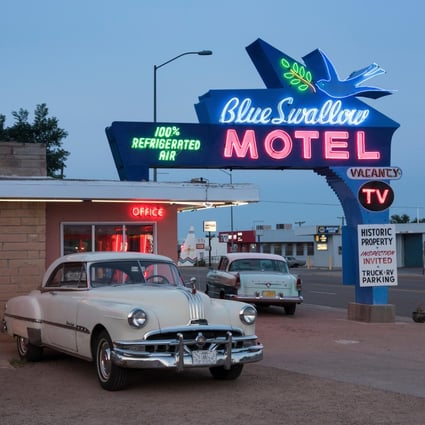 The Blue Swallow Motel, with vintage Bonneville car, in Tucumcari, New Mexico, a classic Route 66 stop. Photo: Alamy