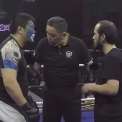 The referee speaks to Xu Xiaodong and Lv Gang before the fight. Photos: YouTube