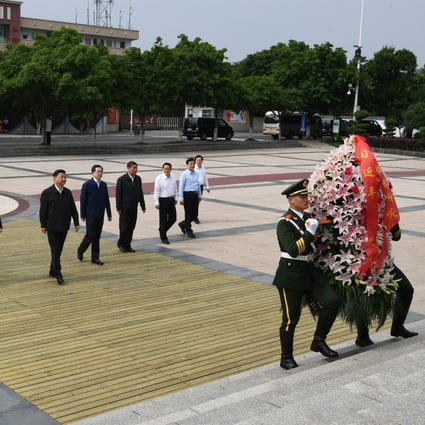 Chinese President Xi Jinping lays a floral basket at a monument marking the departure point of the Long March in Yudu county, Ganzhou, in Jiangxi province. Photo: Xinhua