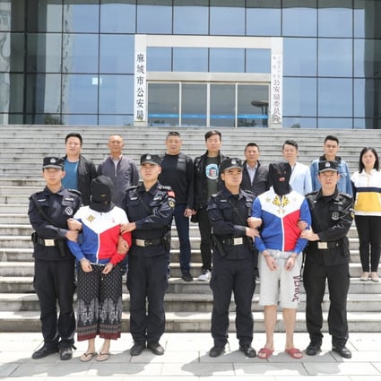 Chinese police with the last two principal suspects in the Philippines on April 26. Photo: Weibo