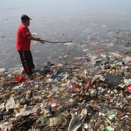Men take part in an event to clear garbage from Lampung Bay in Sumatra, in western Indonesia, on February 21, 2019. Photo: Agence France-Presse