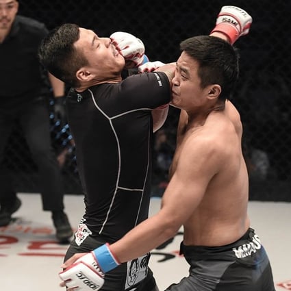 Hwang In-soo gets hit by a right hand from Choi Won-jun. Photos: Twitter/Road FC