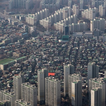 Residential apartment buildings and houses are seen from the observation deck of the Lotte Corp World Tower in Seoul on Thursday, March 16, 2017. Photo: Bloomberg