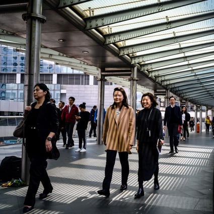 Pedestrians walk on an elevated walkway over a main road in the Central district of Hong Kong on February 19, 2019. (Photo by Anthony WALLACE / AFP)