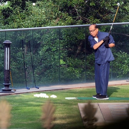 Golf lover Li Ka-shing practises an iron shot in Repulse Bay in this photo taken on September 18, 2013, when he was 85. He started taking a healthy ageing product in 2017.